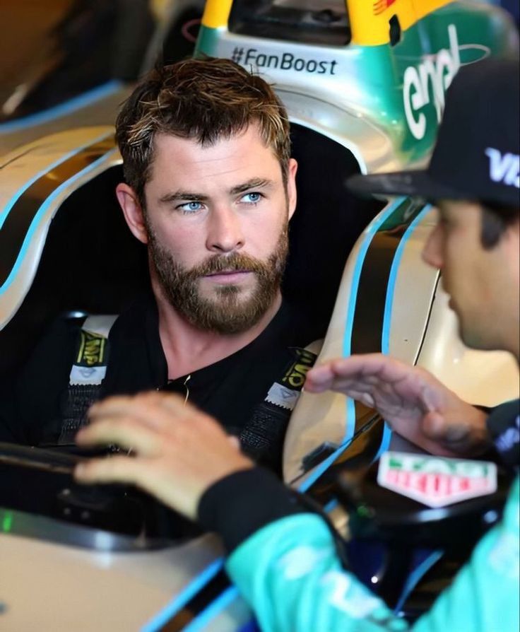 If he look at me like that, i would fall to my knees and i would be his good boy🥵🥵🫦🥴