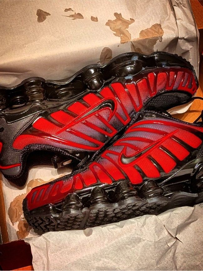 Still fresh in the box, the sneakers are already soaked. You can only get them on your feet in a mess. As long as you still pay for it 💶