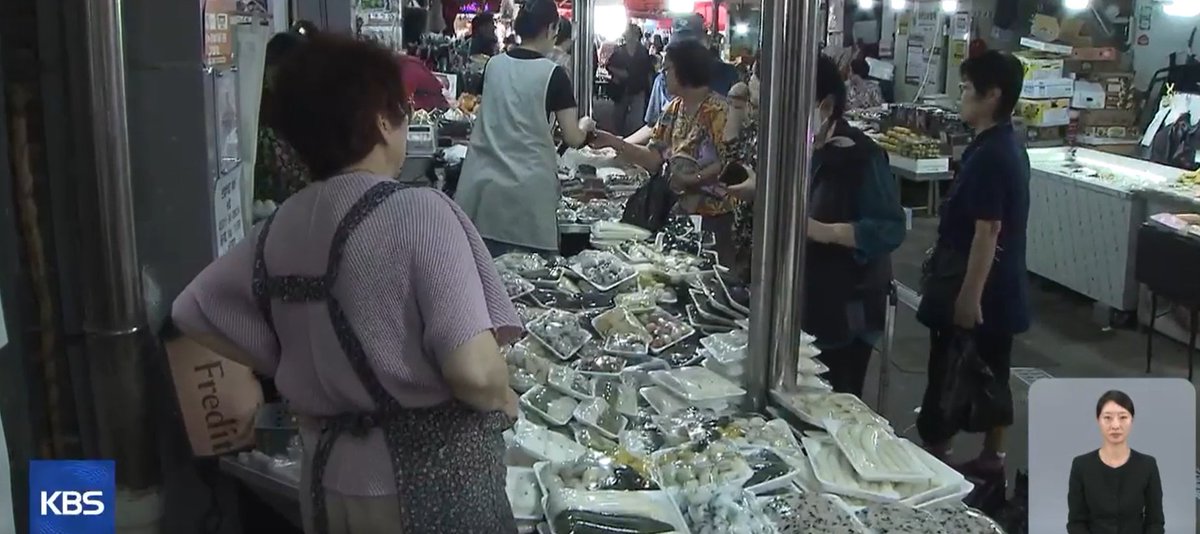 Beda generasi beda juga cara merayakan Chuseok

Semua orang tentu ingin merayakan Chuseok dengan gembira. Meski begitu, tiap generasi merayakan Chuseok dengan cara yang berbeda.

Sebuah kios tteok di pasar tradisional. Terlihat antrean panjang di depan kasir. Songpyeon