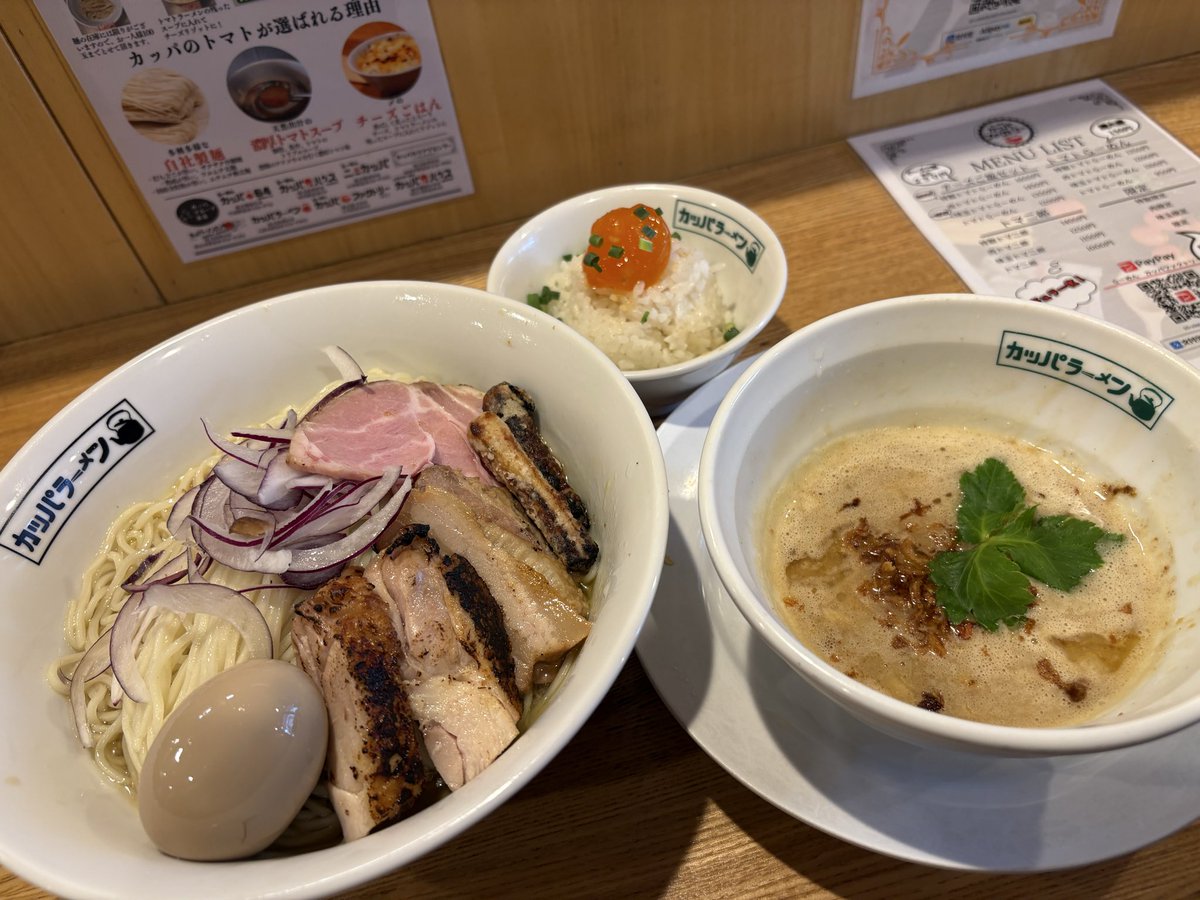 TEXAS88mm's tweet photo. お昼はカッパファクトリー
 限定、Wスープで味わう丸鶏つけ麺😋
特性・大盛り、
卵黄味噌漬けごはんセット🙌✨
麺鉢とお椀においしいスープ🎵
今日は、つけ麺メインで楽しんだあと
卵黄味噌漬けご飯に、どんぶりから出汁スープを移して、まるで鶏飯のようなおいしいおかわり♪
#カッパファクトリー https://t.co/wOUaYu35fi