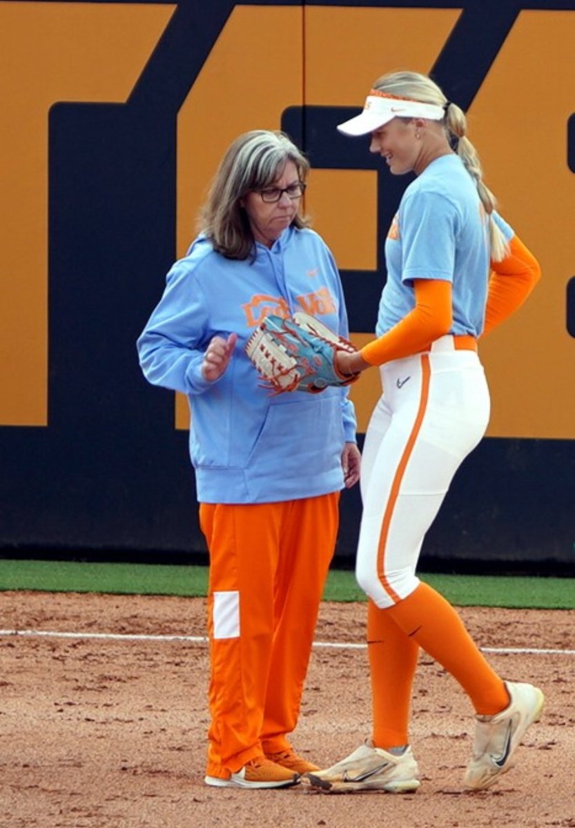 Honoring one of the Greats! Happy National Coaches Day ⁦<a href="/KarenWeekly/">Karen Weekly</a>⁩! 🧡🧡🥎🥎So thankful for 4 years with my girl!