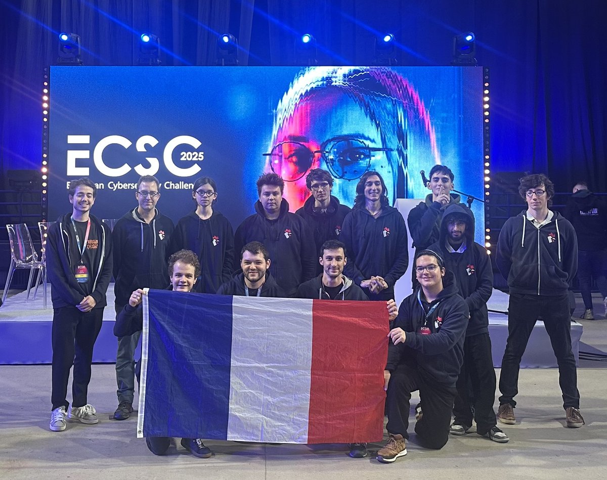 #ECSC2025 | 🐓 Nous y sommes !

🇵🇱 La #TeamFrance, accompagnée des coachs de l'ANSSI, est arrivée à Varsovie, prête à relever les épreuves de l'European Cybersecurity Challenge.

📅 Au programme aujourd'hui : découverte des postes de travail des équipes et cérémonie d'ouverture.