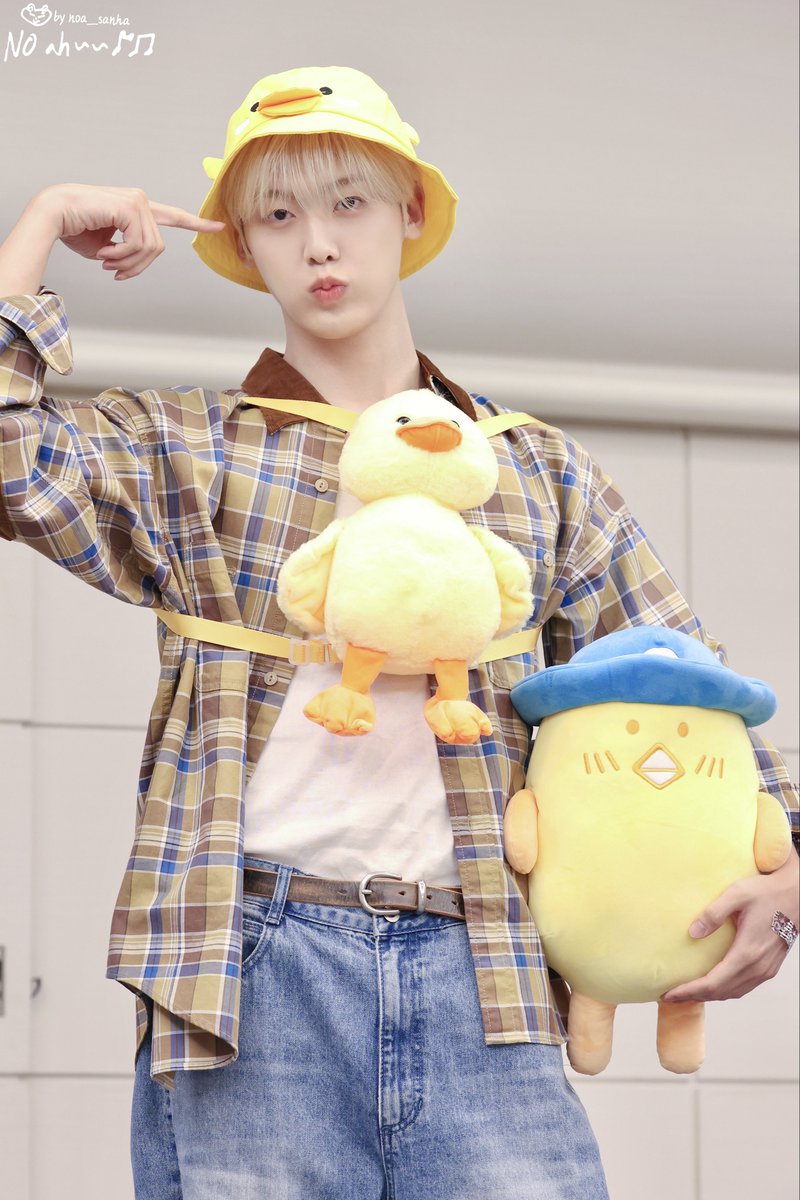 noa_sanha's tweet photo. 250829 VIVID SOUND 요코하마 팬싸

병아리 4마리라고 주장하는 산하군🐥🐥🐥

#윤산하 #YOONSANHA #ユンサナ
#아스트로 #ASTRO #アストロ
#CHAMELEON https://t.co/v0Hdo0E100