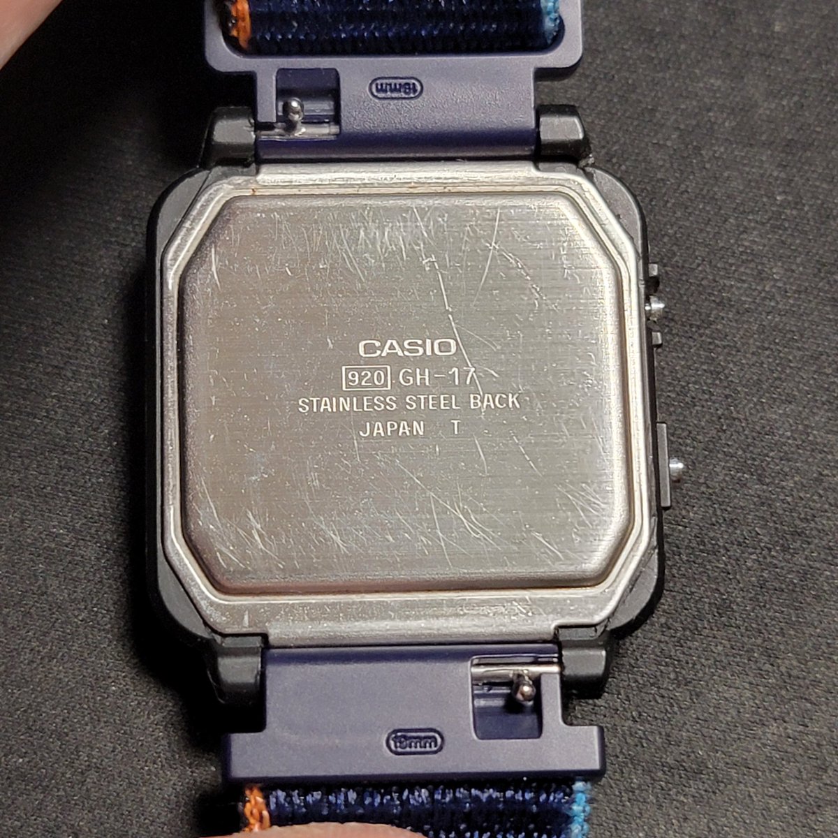 13century_YKM's tweet photo. ワシのCASIO GH-17 わりと綺麗な方だと思う。当時雑貨屋さんの店頭でぶら下がってディスプレイされていて全種類買っておけばよかったと後悔。純正のバンドは加水分解して粉々。外観の傷は少し凹みがあるくらい。
#CASIO
#GH17
#チプカシ https://t.co/1QJEPtAU9n