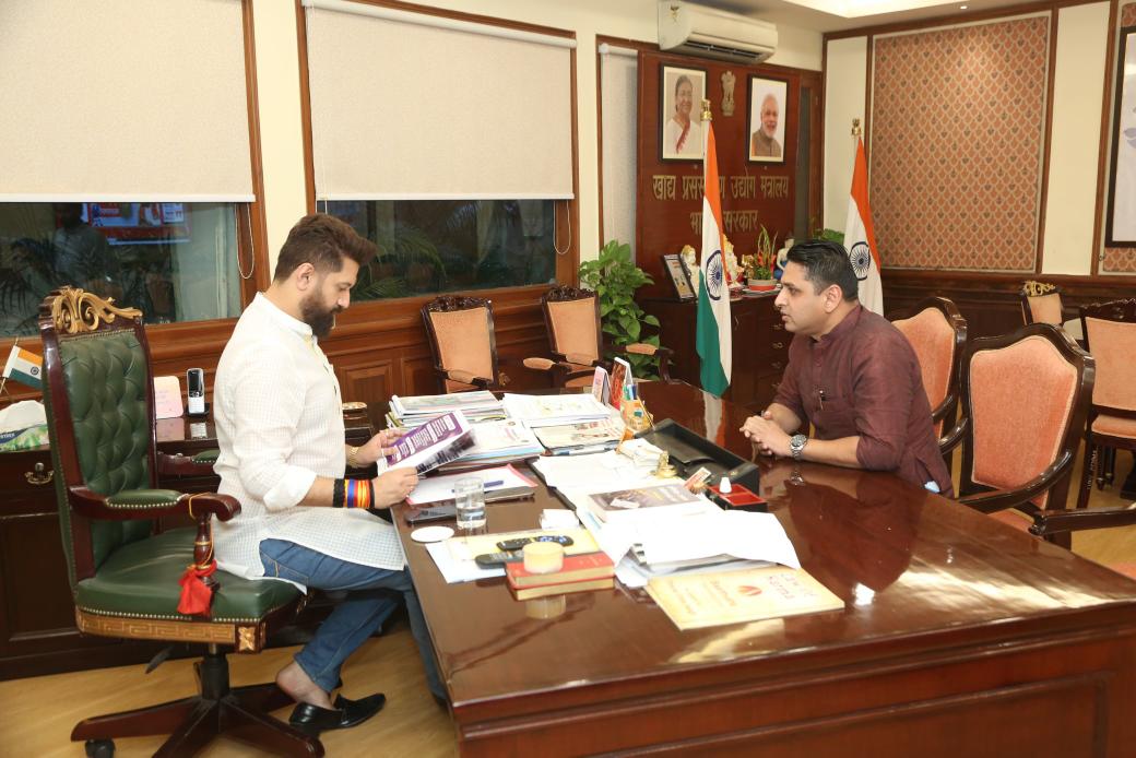 आज नई दिल्ली के पंचशील भवन में पार्टी के राष्ट्रीय अध्यक्ष सह केंद्रीय मंत्री आदरणीय श्री <a href="/iChiragPaswan/">युवा बिहारी चिराग पासवान</a> जी से मुलाकात किया।

इस दौरान विधानसभा चुनाव संबंधित विशेष चर्चा हुई।