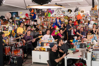 Me encantó el Tiny Desk de 31 Minutos. 🧡 Dense el tiempo de verlo: es pura creatividad, humor y nostalgia chilena en su mejor versión. 🇨🇱🎶#31Minutos #TinyDesk