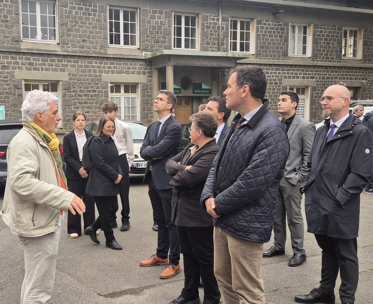 🏛 À l'occasion du comité de direction, qui réunit chaque semaine les chefs des services de l'État dans les #CôtesdArmor, le préfet a échangé avec des élèves du BTS tourisme du lycée Ernest Renan, où se tenait la réunion.