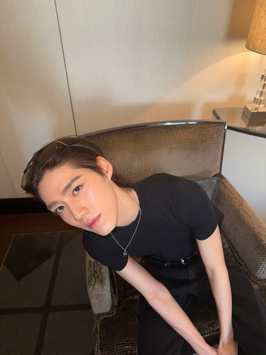 ขอโทษที่ผมเป็นพี่กิด เพื่อนผมแม่งก็เป็นพี่กิด เพื่อนของเพื่อนแม่งก็เป็นพี่กิด เรื่องของเรื่องผมแม่งเป็นพี่กิด อยู่ว่างๆก็มาเป็นพี่กิด ข้างบ้านแม่งก็เป็นพี่กิด ไม่มีใครจ้างให้ออกมาเป็นพี่กิด เรามันเด็กบ้านบ้านก็มาชงพี่กิด ใจรักก็มาเป็นพี่กิด