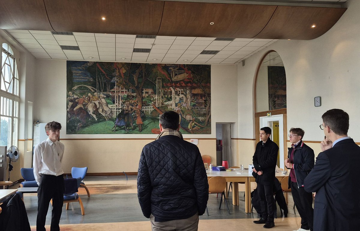 💬 Autour des bâtiments d'époques différentes, les élèves ont montré leur savoir-faire en commentant l'architecture, l'art pictural et l'histoire de ce lycée, site patrimonial remarquable de la Ville de Saint-Brieuc.