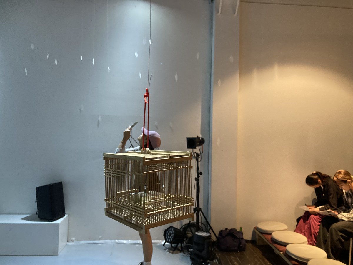 NorikoshiTakao's tweet photo. 【PINKBLUE vol.14『あしたわかる　改訂版』】
三浦かおりの舞台美術が吊されたギャラリーで中原百合香のPINKBLUEの改訂版。修道女のような衣裳から手にするのは木魚やお経だったり葬儀のようなクリスマスのような、わかるようなわからんような、あわいに満ちており、ダンスの密度は圧倒的。 https://t.co/KyqgcPjYR0