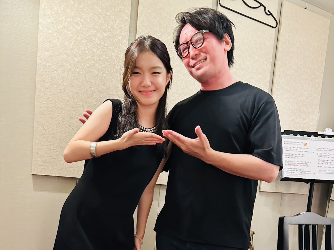 榛葉薫人 Yoshito Shimba (@yoshito_smb) on Twitter photo Eyes on meを歌われた19歳の歌姫、陈奕璇さん 今回彼女のボーカルコーチも担当させて頂きました
とても素直で澄んだ彼女の歌声をより活かせる方向でサポートをさせて頂きました
ステージパフォーマンスは…言わずもがなですね
日本での歌手デビューおめでとうございます!
#LJO20th Eyes on meを歌われた19歳の歌姫、陈奕璇さん 今回彼女のボーカルコーチも担当させて頂きました
とても素直で澄んだ彼女の歌声をより活かせる方向でサポートをさせて頂きました
ステージパフォーマンスは…言わずもがなですね
日本での歌手デビューおめでとうございます!
#LJO20th