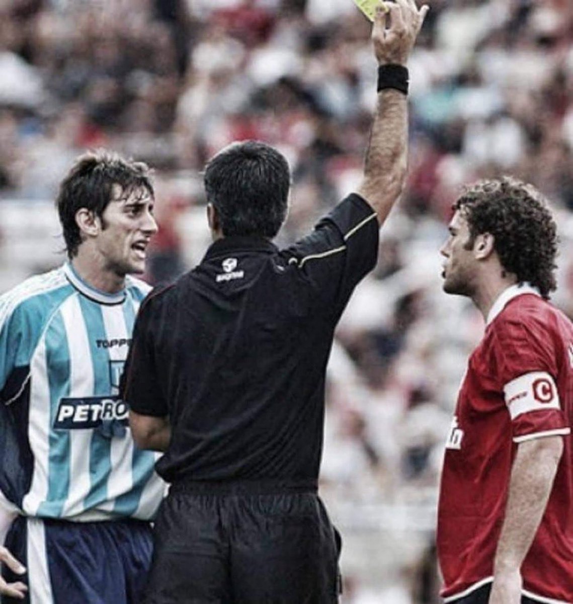 Isso aqui é MUITO lendário! 

Diego Milito (Racing) pede a expulsão do irmão Gabriel (Independiente), ao juiz Elizondo, que foi professor de Ed. Física dos dois.

Gabriel xingou sua própria mãe pra ofender o irmão. Clássico de Avellaneda é absurdo!