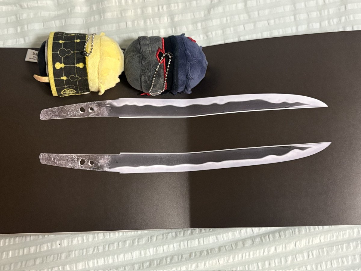 kom_bu_ugi's tweet photo. 余談　図録を買えという話
正直高かったです。でもめっっっっちゃよかったです。短刀は実寸大、大きな刀たちも茎が実寸大だったり、折り目なく刀身を一目で見られたり、とにかくよかったです…！松本市立博物館さんももっとこのこと伝えてよ〜！！！！実寸大の短刀(撮影不可)あるよ〜〜！！！！ https://t.co/azJNceMUxZ