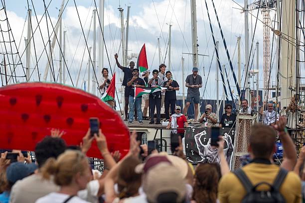 Teleberriko erredaktoreentzat Israelek bahitutako lau euskal ekintzaileak ez dira existitzen. Komunikabide publikoari (EITB), alderdi bakarraren (EAJ) zerbitzura dagoenari, ez zaio komeni herri palestinarrarekiko elkartasunaz hitz egitea, burukideentzat errentagarria ez bada.