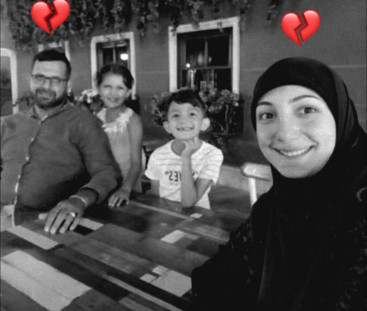 الآن عدتُ فأين الحضنُ والقُبَلُ
أين الملابسُ والأطباق والحللُ 

انهيت للتو يا أماه مدرستي
وعدتُ للبيت لكن خطبه جللُ 

ما كنتِ في الباب هذي "شنطتي" بيدي
قومي احمليها فحزني ليس يُحتملُ  

هذي فروضي فقومي كي نذاكرها
من ثَمّ نذكرُ أهل الغدر ما فعلوا