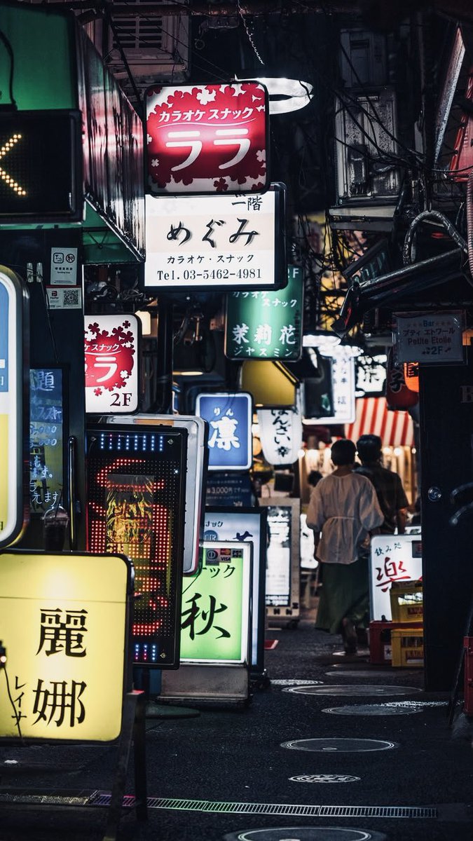 Tersenyum di saat gajihan cuman numpang lewat.