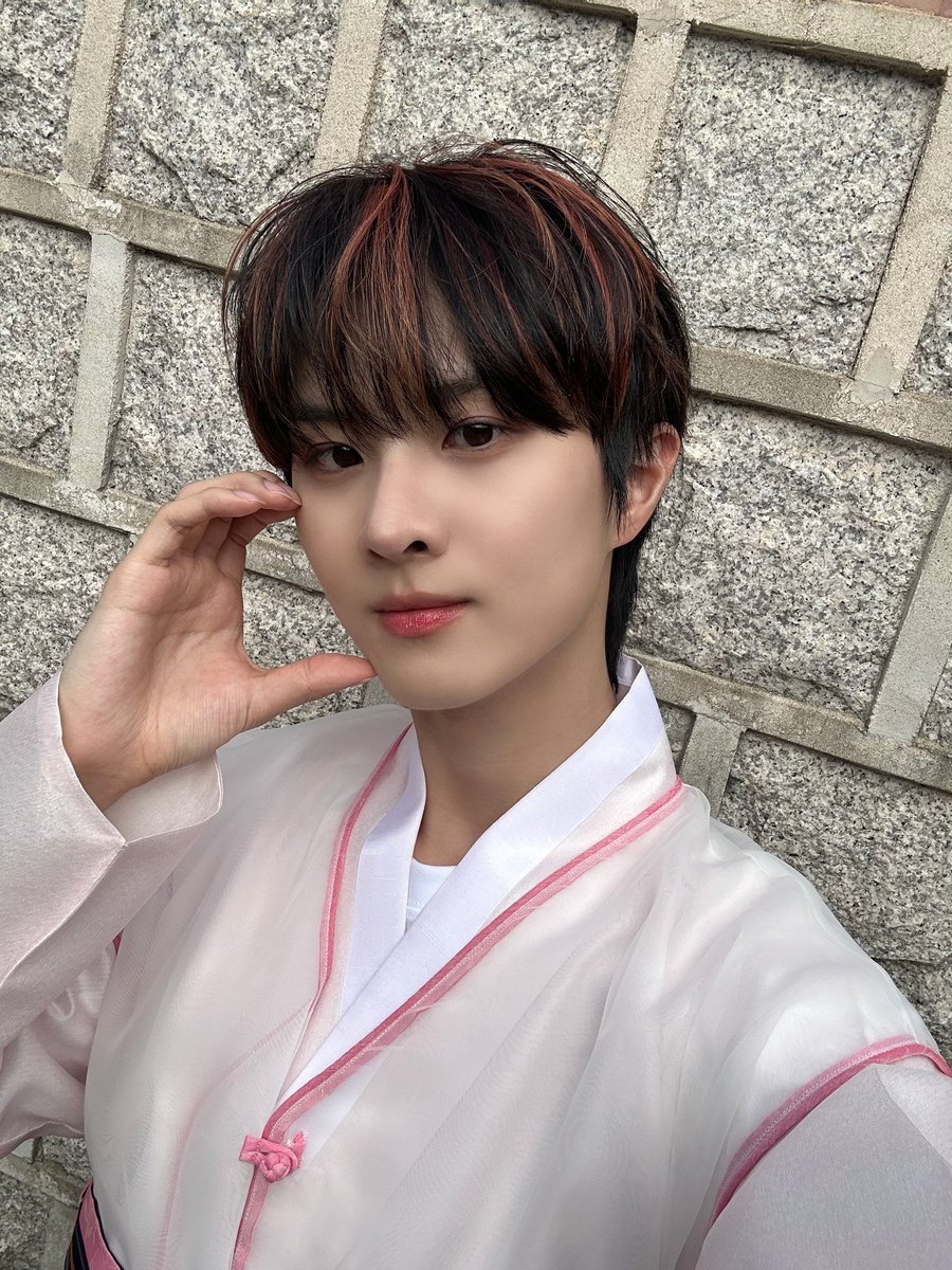 TheKingDom_GF's tweet photo. [IVAN👑]

한복🩷

#TheKingDom #더킹덤 #TKD 
#IVAN #아이반 https://t.co/EK6aJL2qxt