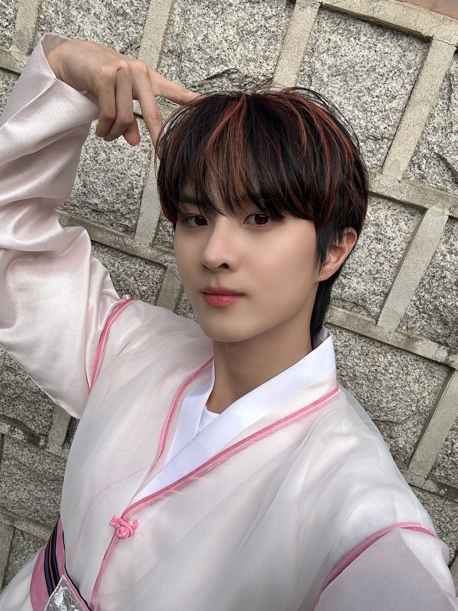 TheKingDom_GF's tweet photo. [IVAN👑]

한복🩷

#TheKingDom #더킹덤 #TKD 
#IVAN #아이반 https://t.co/EK6aJL2qxt