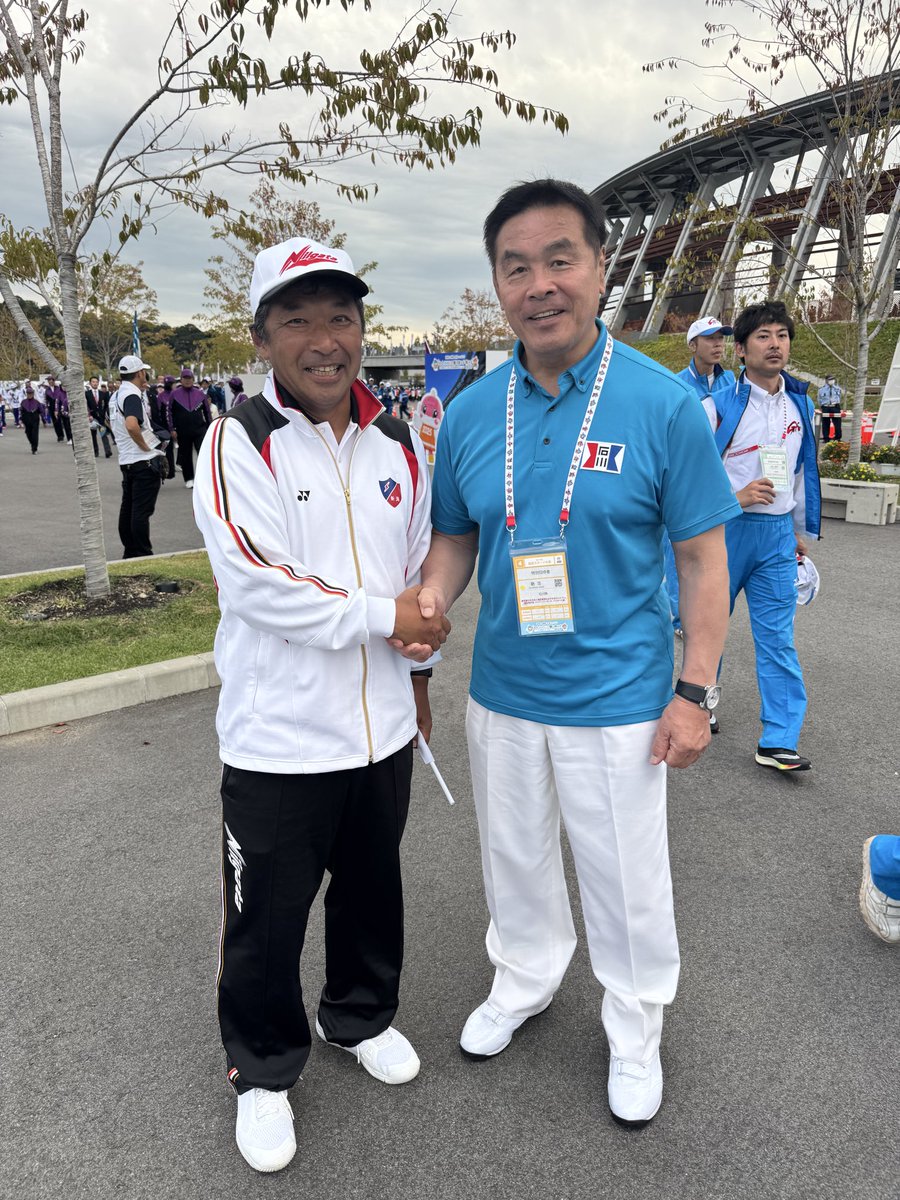 AbeTakeharu's tweet photo. 国スポの開会式で隣を見たら、まさかの馳浩知事が！😳
開会式中もドキドキしながら、終了後に思い切ってお願いして、写真を撮っていただきました📸✨
一生の記念になりました！

#国スポ #新潟県選手団 #テニスで新潟を元気に https://t.co/SvAlXHuWih