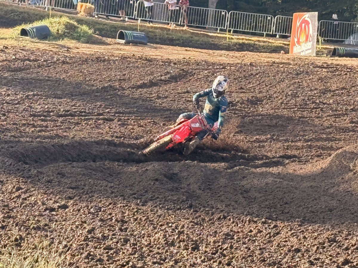 jacobsaylor198's tweet image. Watching Jett cut across ruts and not following the traditional lines in real time is unreal.   His instincts to carry momentum and piece together the track is top tier.  He has so many way/tools to pass you or gain time. 

Rarely sits behind top 10 riders for more than a lap and…