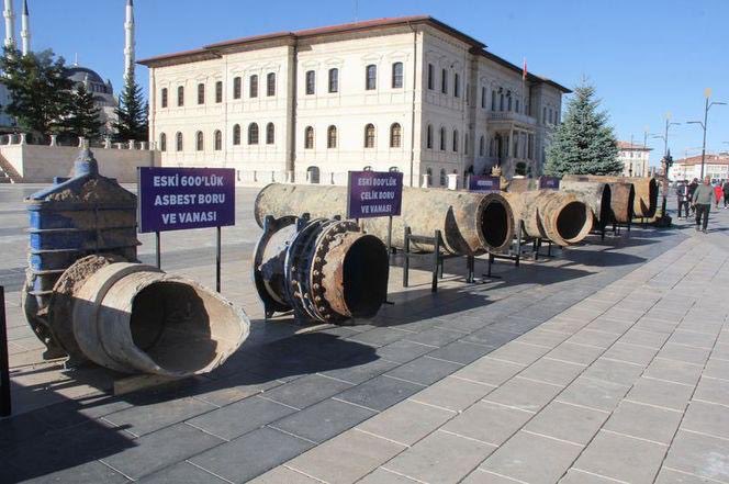 ASUD06's tweet photo. SKANDAL!
Tehlikeli asbestli atıklar böyle sergilenemez,acilen yönetmeliklere uygun şekilde bertaraf tesislerine gönderilmelidir. @sivasvaliligi @sivasbeltr @csbgovtr @murat_kurum @cevre_iklim @tcbestepe @CevreMuhOdasi 
#katiltozasbest #asbestos #sivas 
https://t.co/WyCaHYsQ9O https://t.co/5Ql9Oc23hv