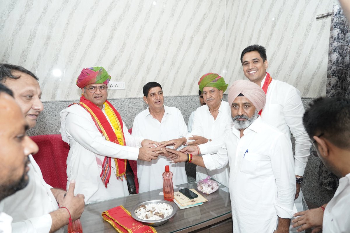 आज AICC पर्यवेक्षक एवं वरिष्ठ नेता श्री अशोक तंवर जी के साथ तेजा धाम सुरसुरा पहुँच कर लोकदेवता श्री वीर तेजाजी महाराज जी के दर्शन कर आशीर्वाद लिया।

इस अवसर पर विधायक श्री रूपेंद्र सिंह कून्नर जी, पूर्व विधायक रमेश खंडेलवाल जी, जिलाध्यक्ष श्री भूपेंद्र राठौड़ जी, दिल्ली