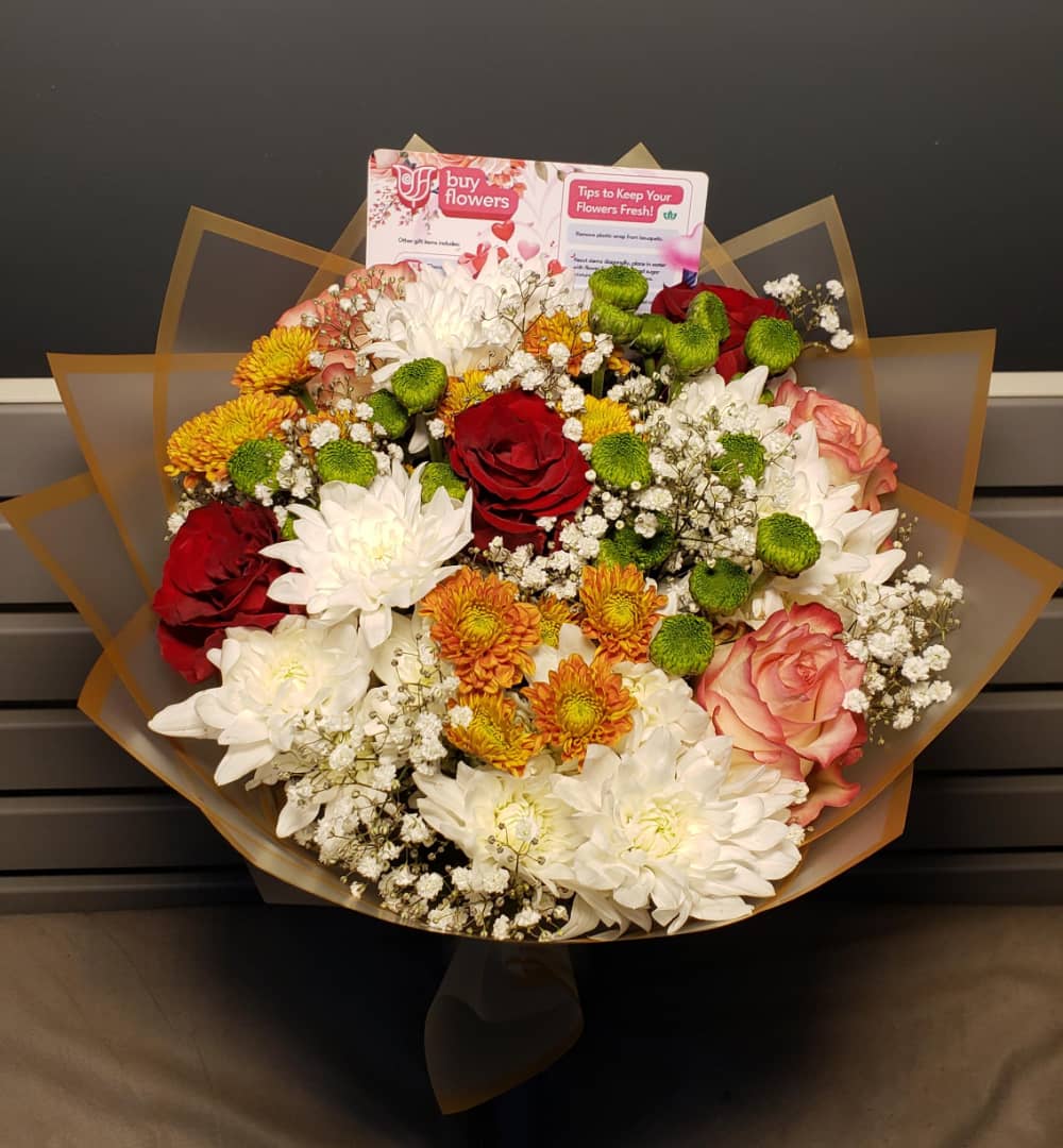 Your Monday floral therapy ♥️

Custom bouquets available in Lagos! 

Send a DM to place your order.