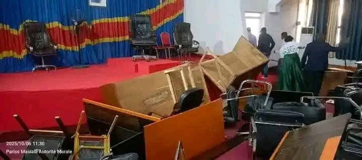 CongoVisuel's tweet photo. #KONGO_CENTRAL:
Tension à l’Assemblée provinciale .
L’honorable Billy Ntunga, député provincial élu de Madimba, a été blessé à la tête  lors d’une altercation violente survenue ce lundi à l’Assemblée provinciale du Kongo Central.
@IsralMutombo11 @Presidence_RDC @shabani_lukoo https://t.co/XV0Mtcv1xz