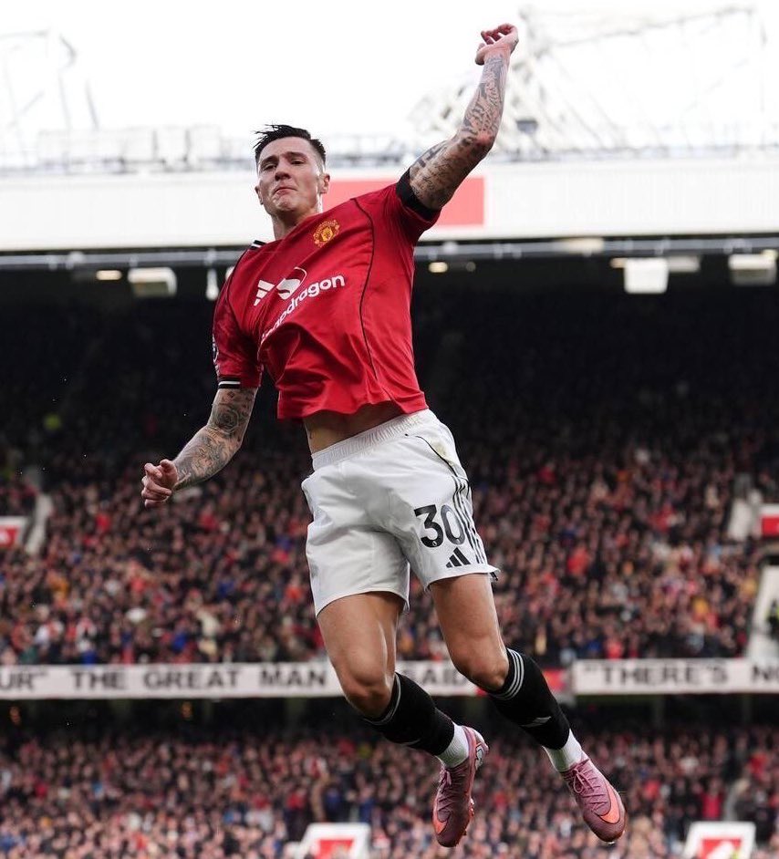 mufcMPB2_'s tweet image. 🚨 BREAKING:

Benjamin Šeško has been nominated for Premier League Player of the Week! #MUFC 🇸🇮💫
