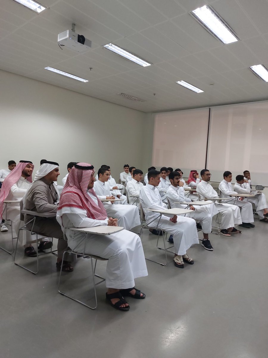 يسر نادي الزيارات بـ #جامعة_الملك_فهد_للبترول_والمعادن اليوم الاثنين باستقبال ثانوية عبدالله بن سلام 
وذلك بعدد 35 طالب ومعلم

بدأت الزيارة بمحاضرة تعريفية بتقديم أعضاء النادي وتلى ذلك جولة وزيارة الى قسم هندسة التحكم والقياس وتم اختتام الزيارة بجولة وتناول الغداء في مطعم الطلاب