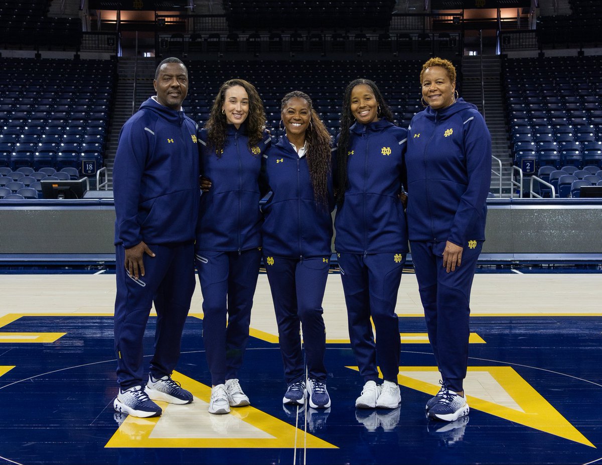 the blueprint behind the masterpiece ☘️

happy National Coaches Day to our favs 💚

#GoIrish