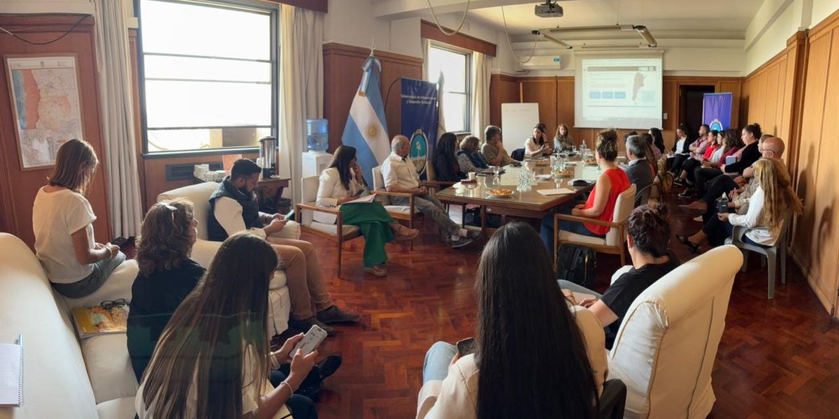 El Gobierno impulsa una iniciativa interinstitucional para aumentar la resiliencia urbana frente a las olas de calor extremo 🔥☀️
La intención es mitigar el riesgo de mortalidad  en adultos mayores.
Más info: acortar.link/Y7feED