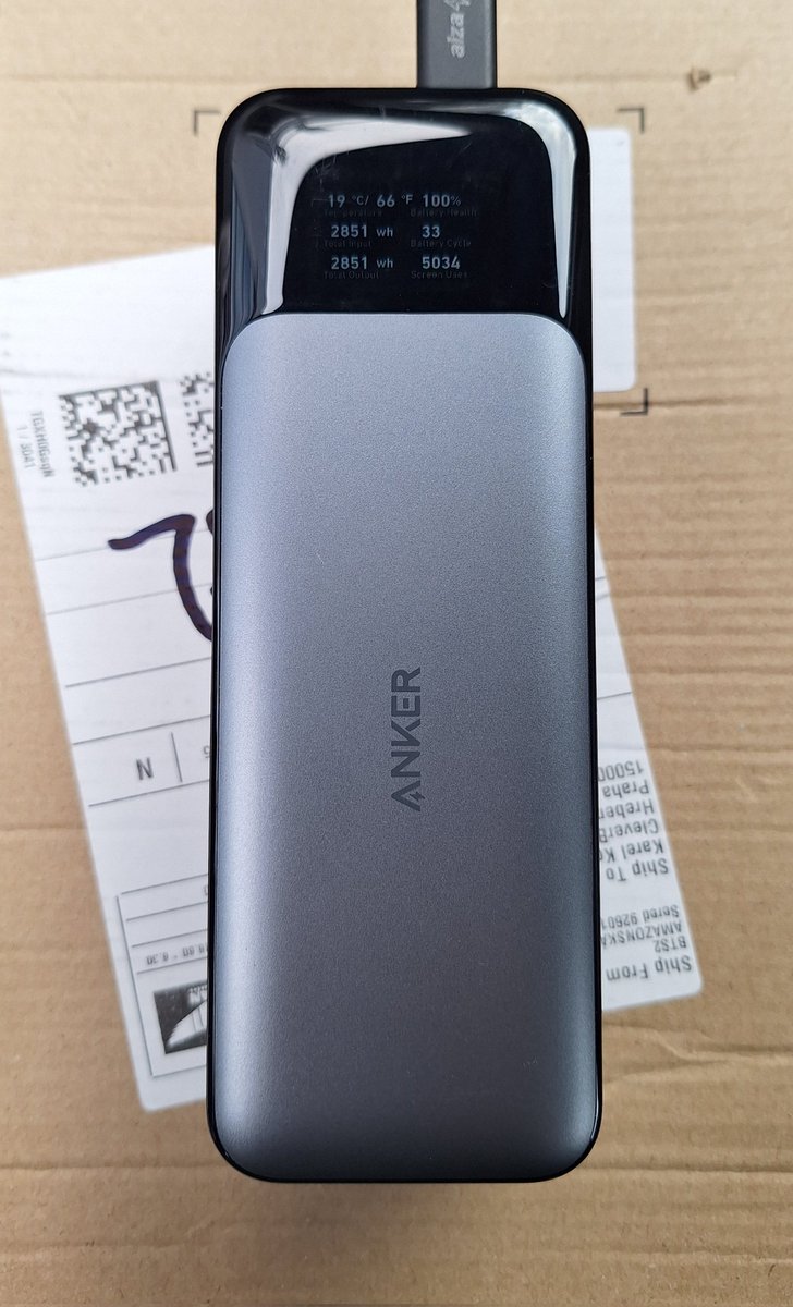 karel_kotrba's tweet image. #dnesniposta Díky za tip @kiklhorn  velmi zlevněno (Amazon 1600,-). Sleva neni zdarma - použité zařízení - drobné oděrky, spodní strana lehce ošoupaná, zabaleno pouze v igelitu, žádné papíry atd. Podle displeje hned po vybalení viz foto to má za sebou 2.8kWh 🤪 Tak uvidíme.