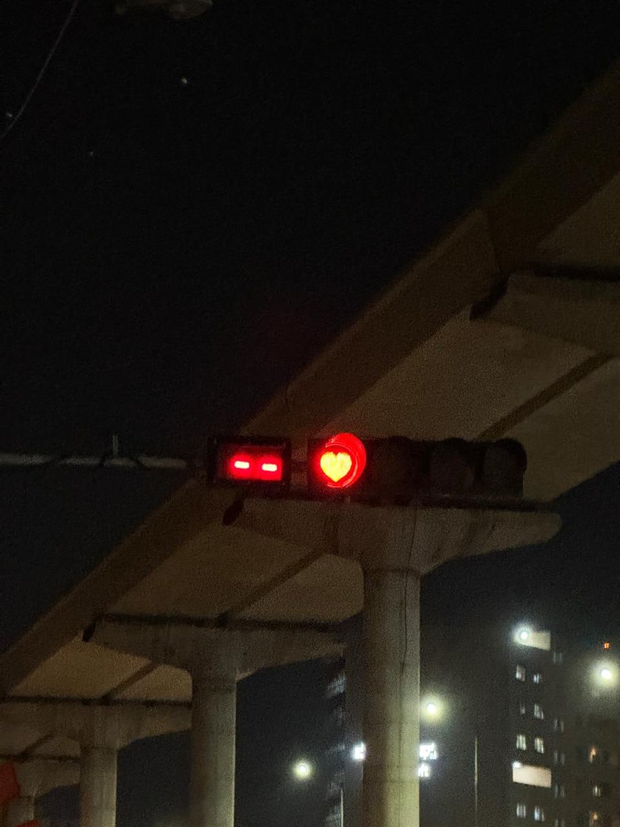 What we have been asking: Pothole-free roads

What we got: 🤦🤦🤦

Image from Iblur junction on ORR. Best innovation of the year! Is there even a point of raising these - nothing is going to change.