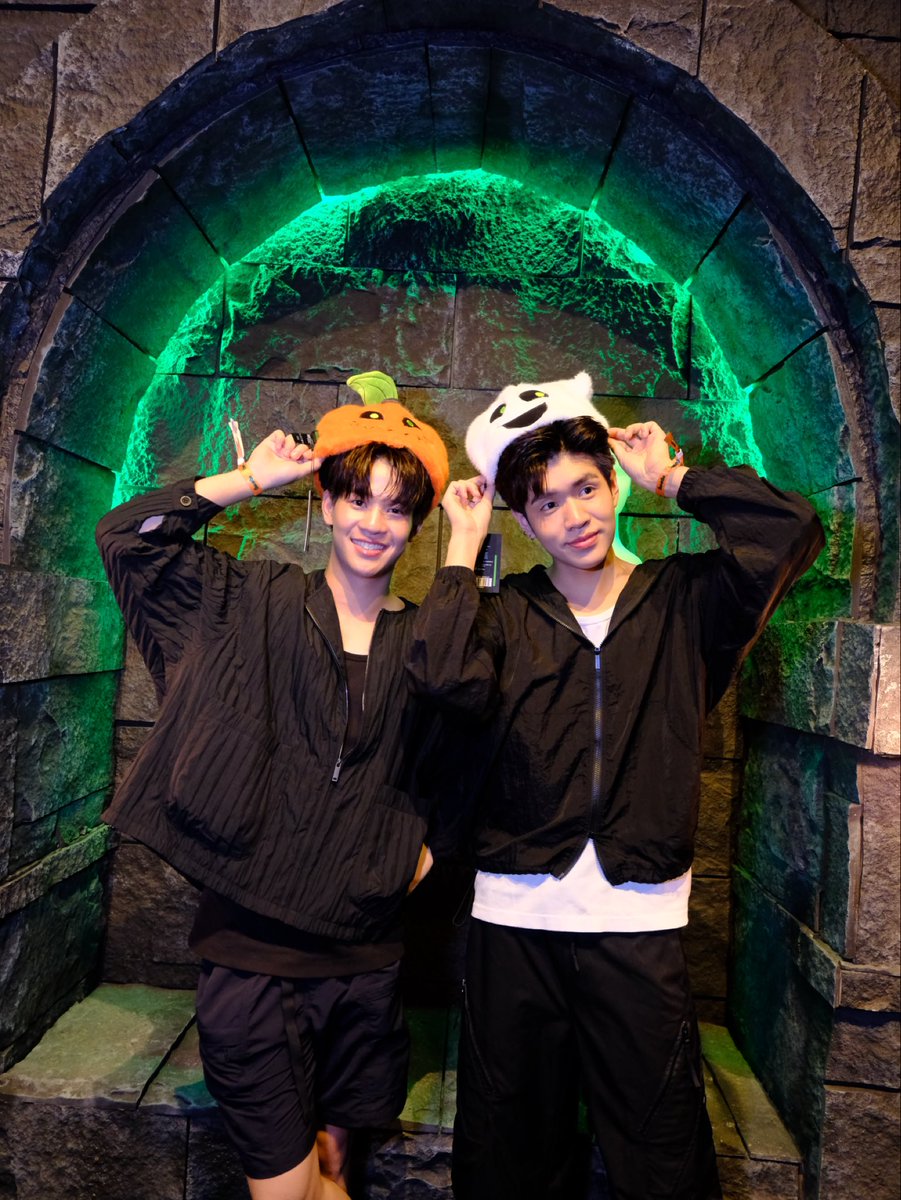 MojoMuse_MMM's tweet image. 🕯️ ประตูปราสาทกำลังเปิด… 👁️
“กอล์ฟ คุณาวุธ” และ “ปีเตอร์ ปรัตถกร” ชวนคุณหลุดเข้าโลกสุดลึกลับใน Under The Castle บ้านผีสิงแฟนตาซีเสมือนจริงครั้งแรกในไทย!
📍 ณ EMSPHERE ชั้น 5 — พร้อมหรือยังที่จะเผชิญหน้ากับความกลัว…? 👻 (2)
#UnderTheCastleThailand #UTC #UnderTheCastle2025…
