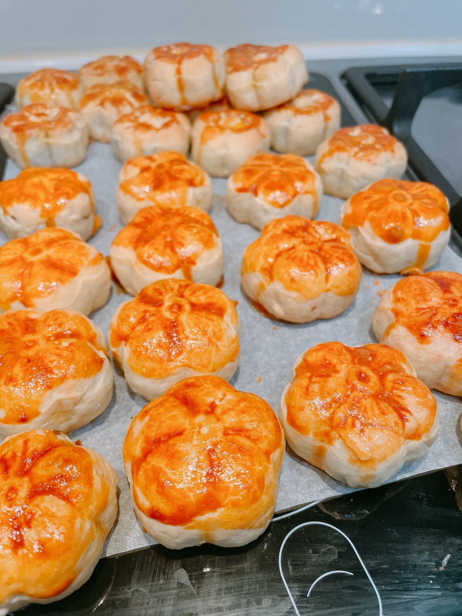 🥮中秋節快樂🥮

今年的中秋節月餅正式宣布
大一一成一一功一一( ᵒ̴̶̷̤ᜊᵒ̴̶̷̤ )✨

中間量加太多到懷疑人生、
餅皮觸感像油酥一樣怪怪、
甚至烤箱直接斷電罷工的時候、
一一真的覺得完蛋啦！！！

後來飛奔去電器行、
用小金庫買了全新小烤箱、
再一路捏捏捏到終於出爐、
一一真的很感動！！！