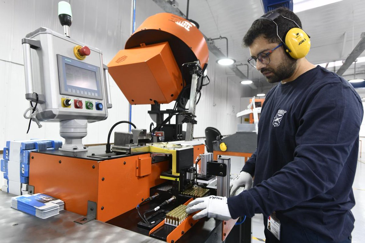 📌Con el propósito de aumentar su capacidad estratégica y triplicar su línea de producción para este calibre, <a href="/FAMAE_oficial/">FAMAE</a> inaugura taller de carga para munición calibre 9 milímetros (mm.)💯🇨🇱
📌Te invitamos a pinchar la siguiente nota: surl.li/dugkci
#EjercitoDeChile