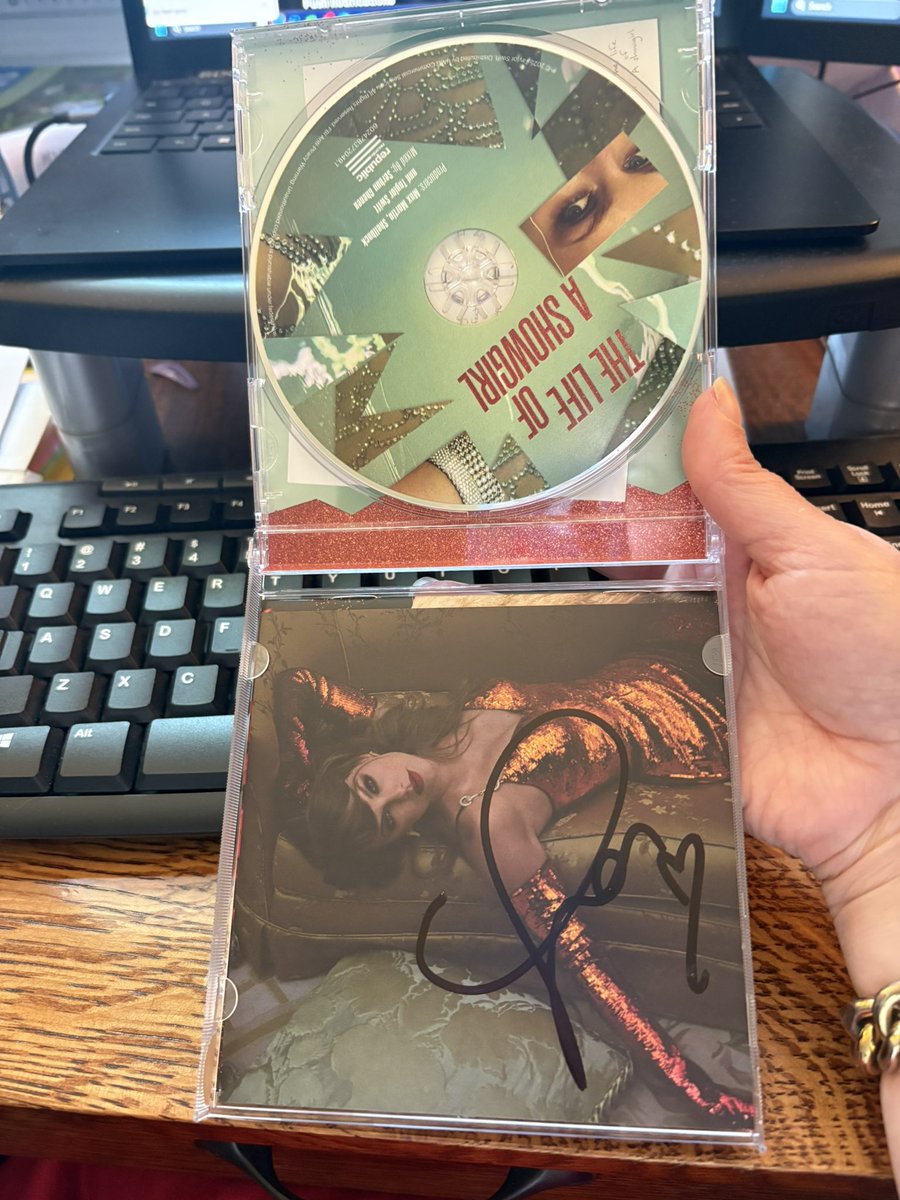 STstrikesback's tweet photo. It made it safely 😍😍 #TSTheLifeofaShowgirl https://t.co/VfdMfB8uw8