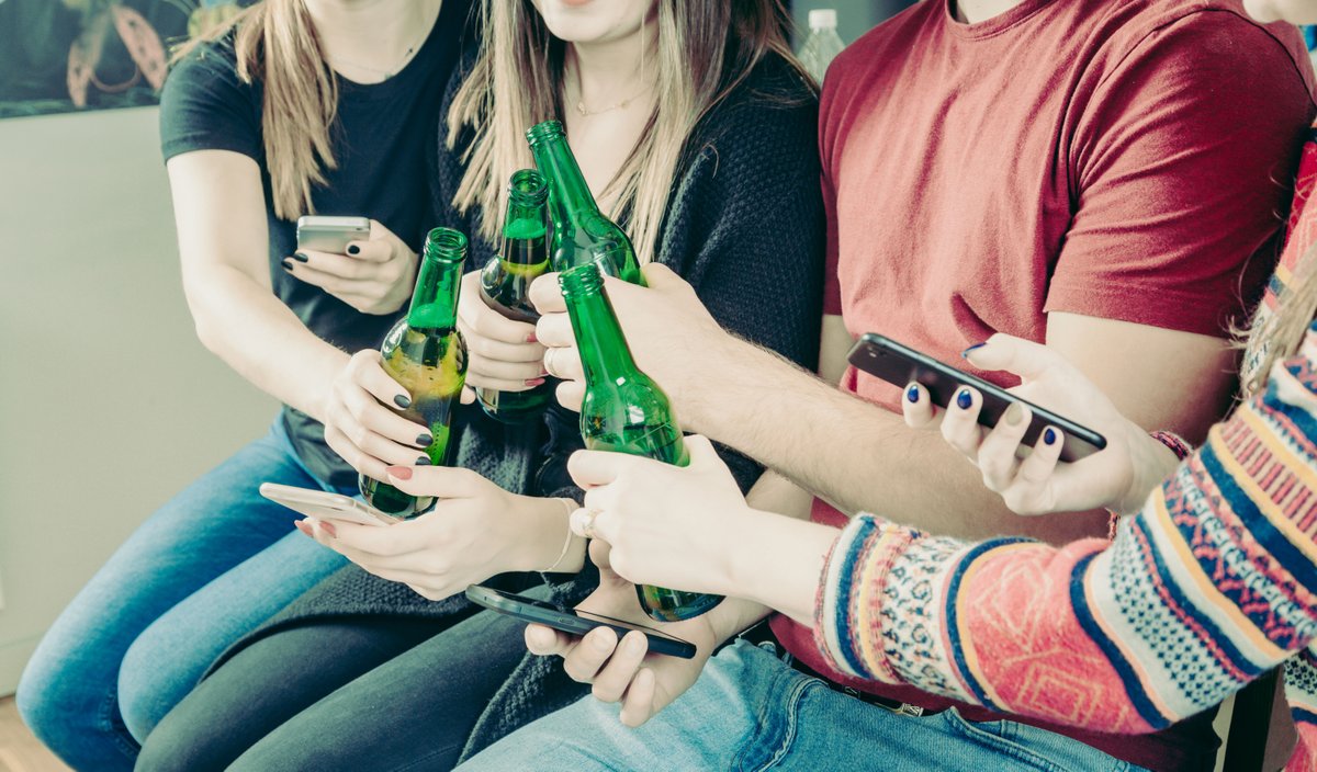 gembunschoten's tweet image. Hoe denken ouders over het gebruik van #alcohol, #tabak en #vapes door #jongeren? 🍷🚬 Ben jij ouder van één of meer thuiswonende #kinderen tussen de 12 en 18 jaar? Dan horen we graag jouw #mening via een #vragenlijst! ➡️ bunschoten.nl/ouderonderzoek