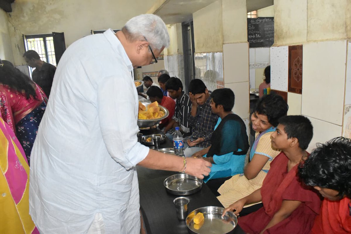 AjayaKumarJSP's tweet image. 🌸 కీ||శే||  శ్రీ వేములపాటి ఆనంతరామయ్య గారి 103వ జయంతి సందర్భంగా 🌸

సమాజ సేవ, న్యాయ నిబద్ధత, మరియు ప్రజాహితం కోసం తన జీవితాన్ని అంకితం చేసిన మహనీయుడు శ్రీ వేములపాటి ఆనంతరామయ్య గారు, నెల్లూరు ప్రాంత ప్రజలకు న్యాయం, ధర్మం, సత్యం పట్ల విశ్వాసం కలిగించిన ప్రజాసేవకుడిగా చిరస్థాయిగా…
