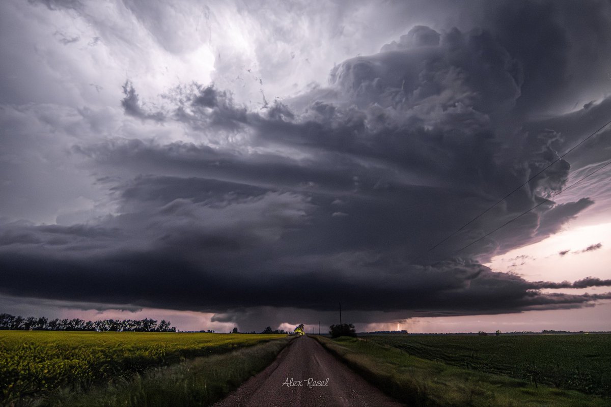 aresel_'s tweet image. Here’s a full scale shot of the Enderlin, North Dakota EF5 tornado and supercell the night of June 20, 2025.