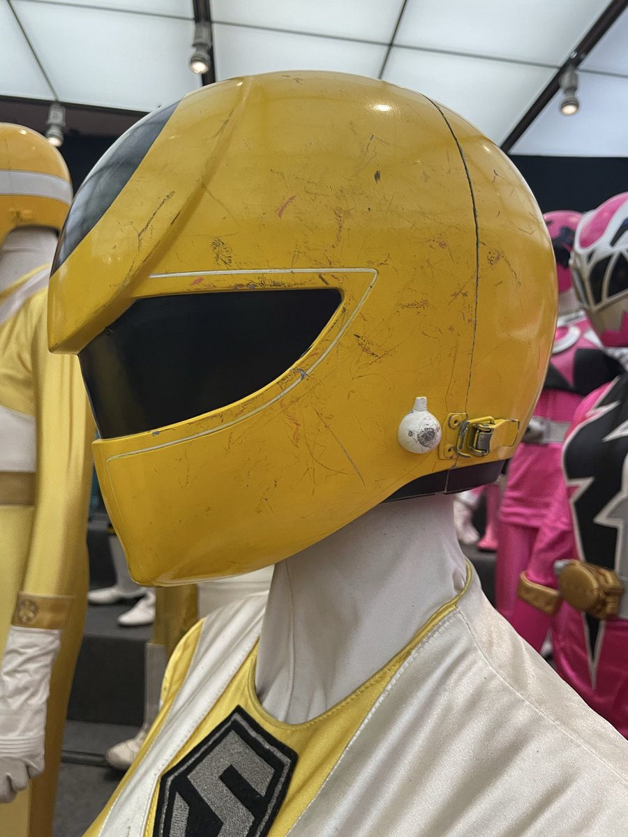 jakqspd's tweet photo. ＃全スーパー戦隊展
やけにイエローマスクが傷と汚れが多いなと思ったんだけど、これアレだ！！！！！
たぶんイエローマスク影分身した時の一体じゃね？？？もしかしたら永田由紀さんが入ったかも知れないうちの１つ？！
で、盛り上がり、妄想に花が咲いた🌸
タイガーレンジャーも？？って見に行った😂 https://t.co/XfmjbEjdTM
