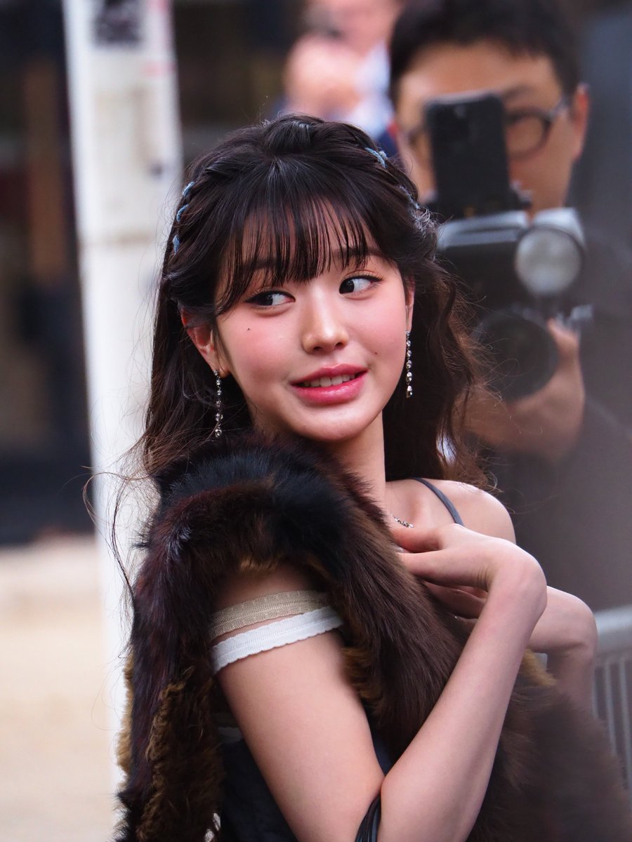froggimingki's tweet photo. let me convert to a Wonyoung fansite real quick for Miumiu bc o m g https://t.co/rRe2mi5OuP