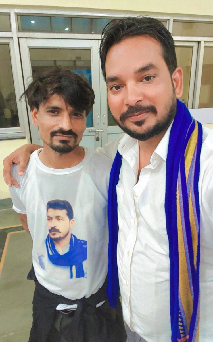 NazimShiraz's tweet photo. आज गुजरात में मिला चंदर शेखर आजाद भाई का सपोर्टर 
#viral @Bheemarmychieff https://t.co/21iXVZ4qo3