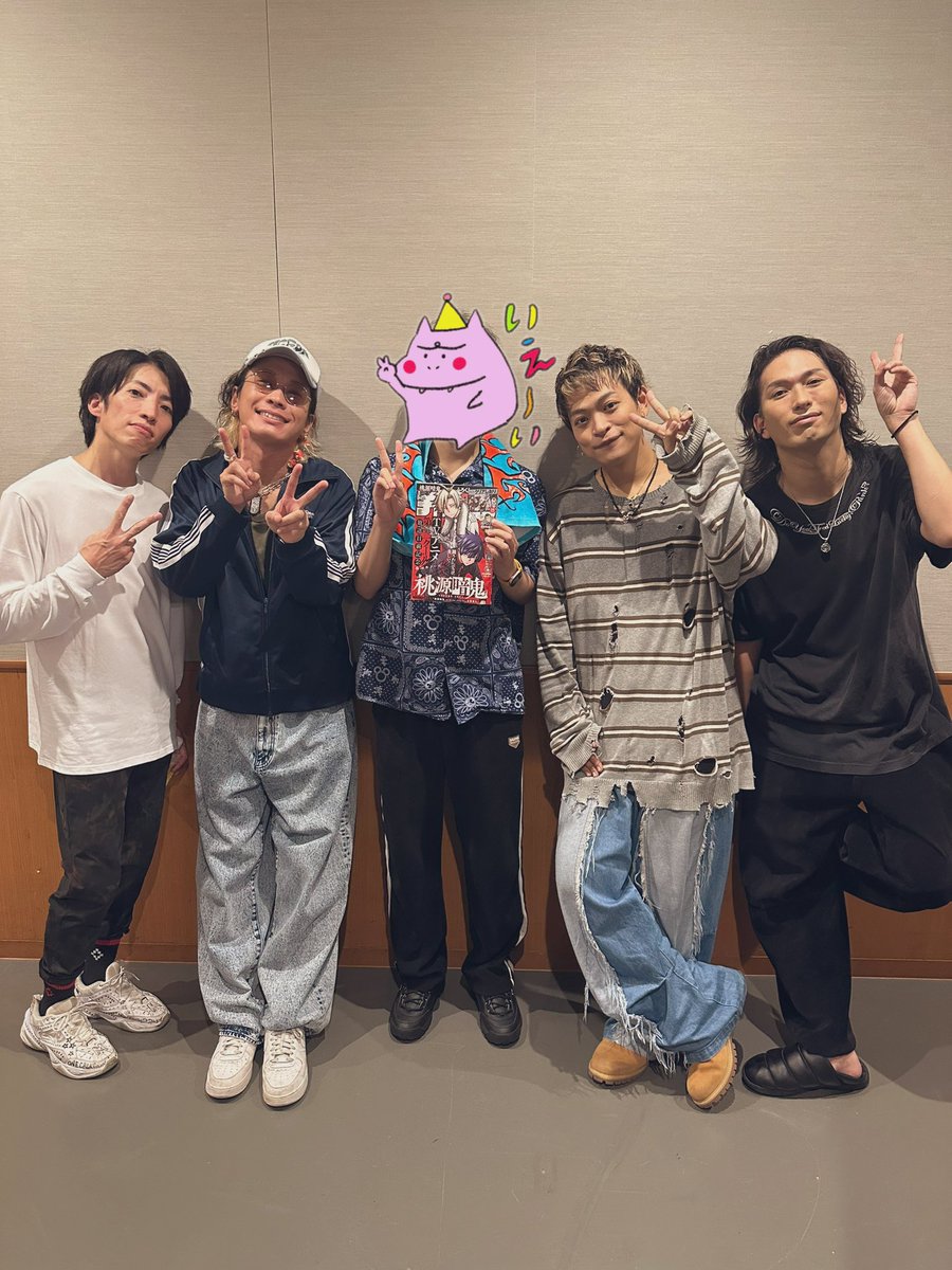 THE ORAL CIGARETTESさんのライブに行かせて頂きましたー‼️‼️
主題歌を生で聴けて胸が熱くなりましたね。あとライブが死ぬ程楽しかった‼️‼️マジで桃源暗鬼読者さんライブ行って飛んでほしい、余韻で急遽担当さん達と飲みに行って日付変わってしまいました。楽しかったー‼️ありがとうございましたー‼️‼️