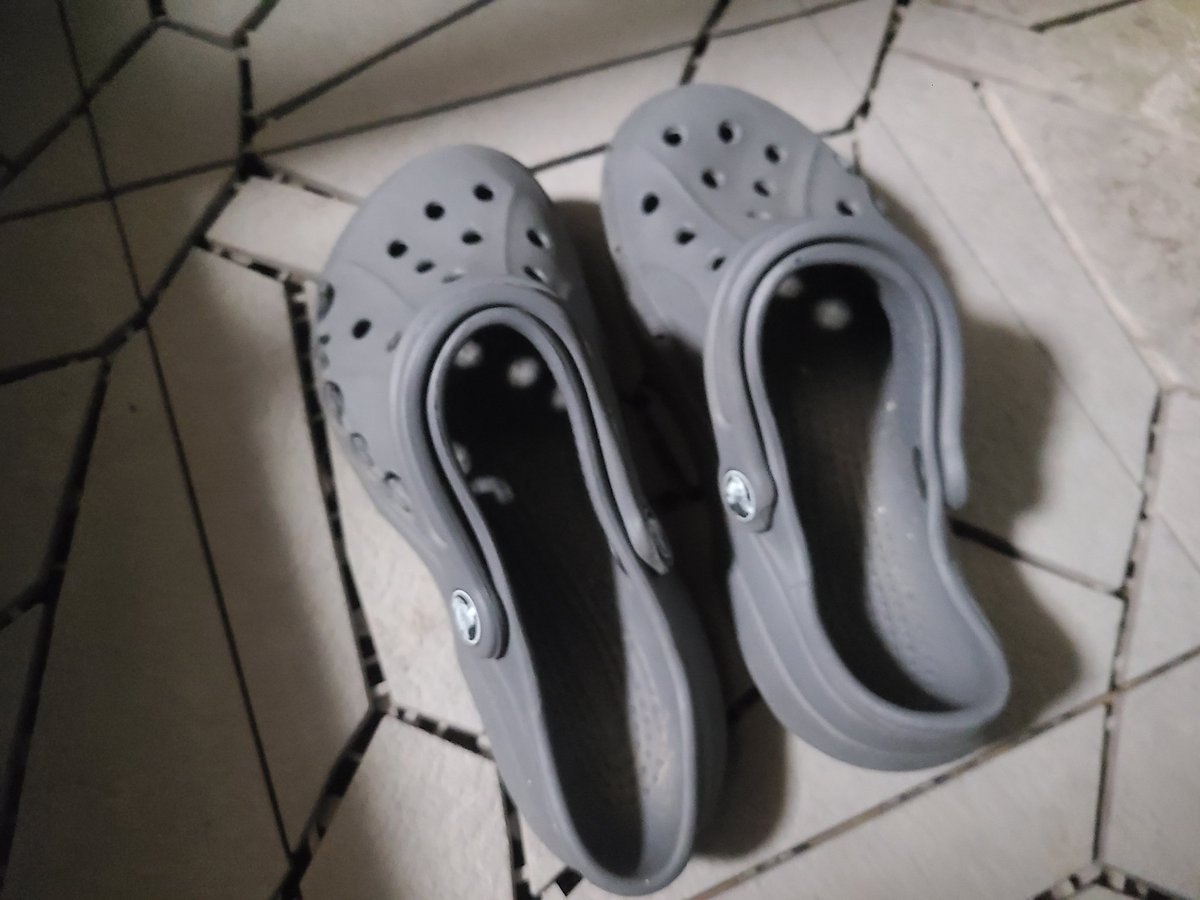 ベランダで夏の日差しに放置されてたクロックスがムンクの叫びみたいになってたんだけどそんなことある？笑