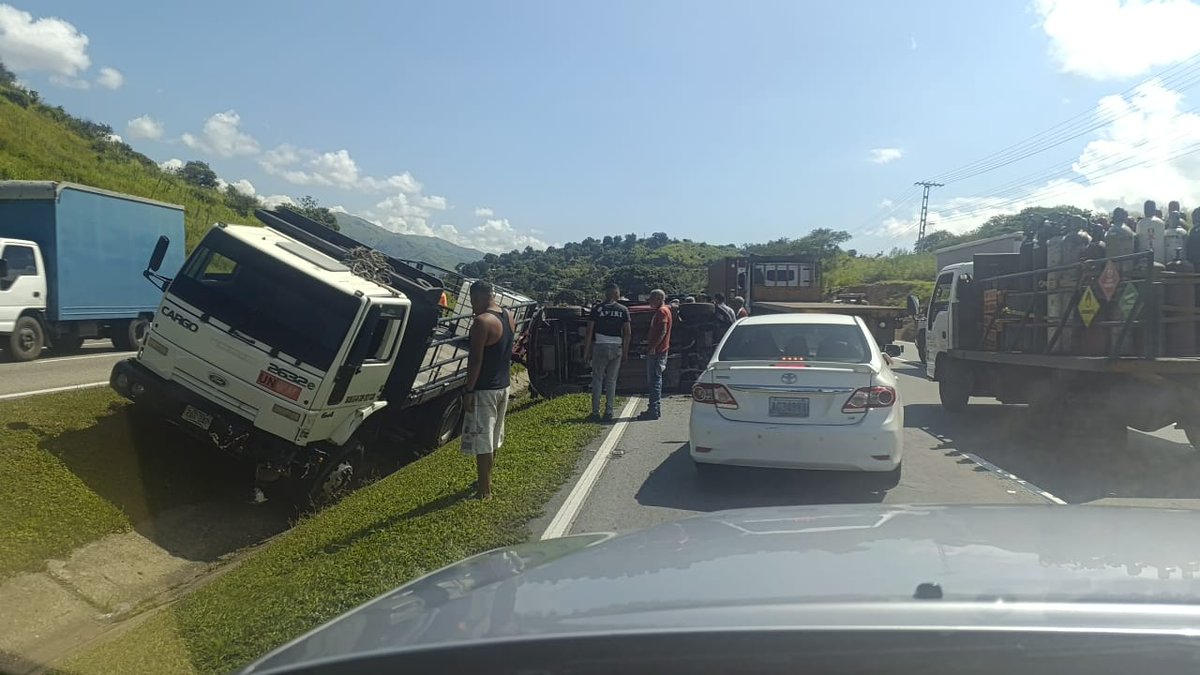 #Aragua Reportan un accidente de tránsito en el km 83 ARC, sentido Caracas. No hubo fallecidos, solo dos lesionados, quienes fueron trasladados al Hospital José María Benítez, en la La Victoria. Autoridades en el sitio, la situación genera retención vehicular.