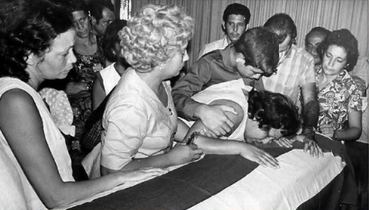 El pueblo de #Cuba llora junto a los familiares de las víctimas del abominable crimen de #Barbados, ocurrido el 6 de octubre de 1976. <a href="/CubaMined/">MINED</a> @CubaEduca <a href="/AlemanYandry/">Yandry Alemán Viera</a> @DPEVillaClara @DMESagua <a href="/LienMons/">Lien O'farril Mons</a> #NoAlTerrorismo #CubaPorLaVida