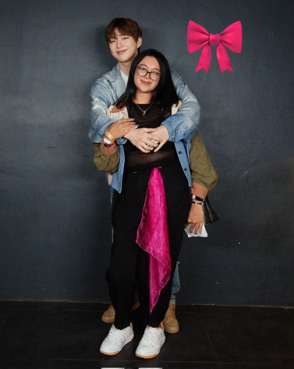 interludesdl's tweet image. Solo quiero guardar esto aquí como un recuerdo, tener una foto con uno de los hombres que agradezco haber conocido es tan memorable, y en realidad poder estrechar su mano fue hermoso 🥹🩷

@kd_officialx
#ACT_NEW_EPISODE_MEXICO
#KANGDANIEL_IN_MEXICO
#MEXICOLOVESDANIEL
#KANGDANIEL