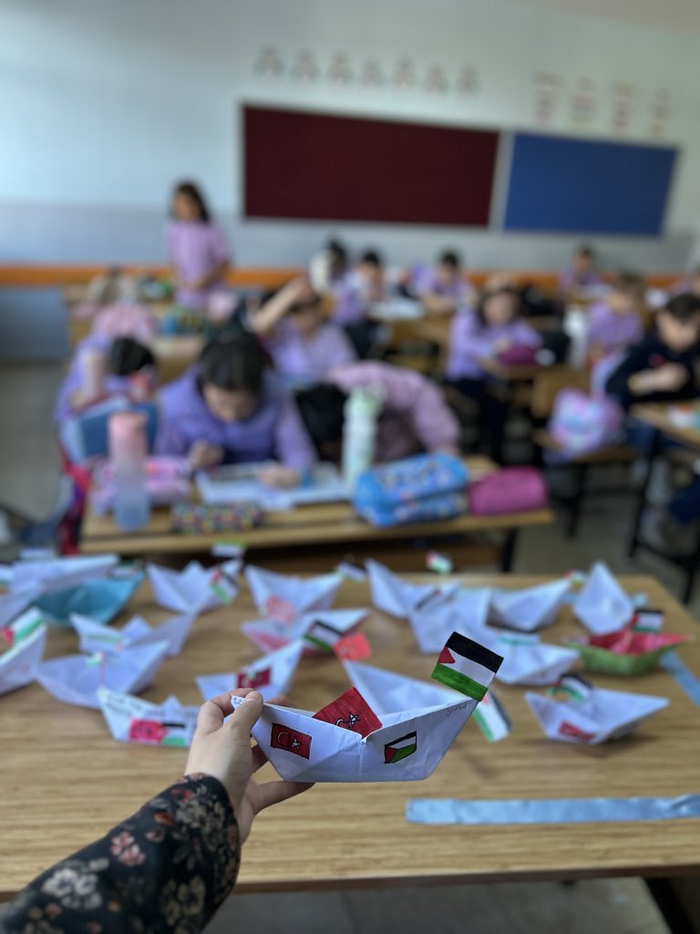 “Niye gitmesin? Duadır bu, yakarıştır, içimdeki acıdır, her gece başımı yastığa koyduğumda içime çöken hüzündür, hazandır, yaradır, ateştir bu! Neden gitmesin?"